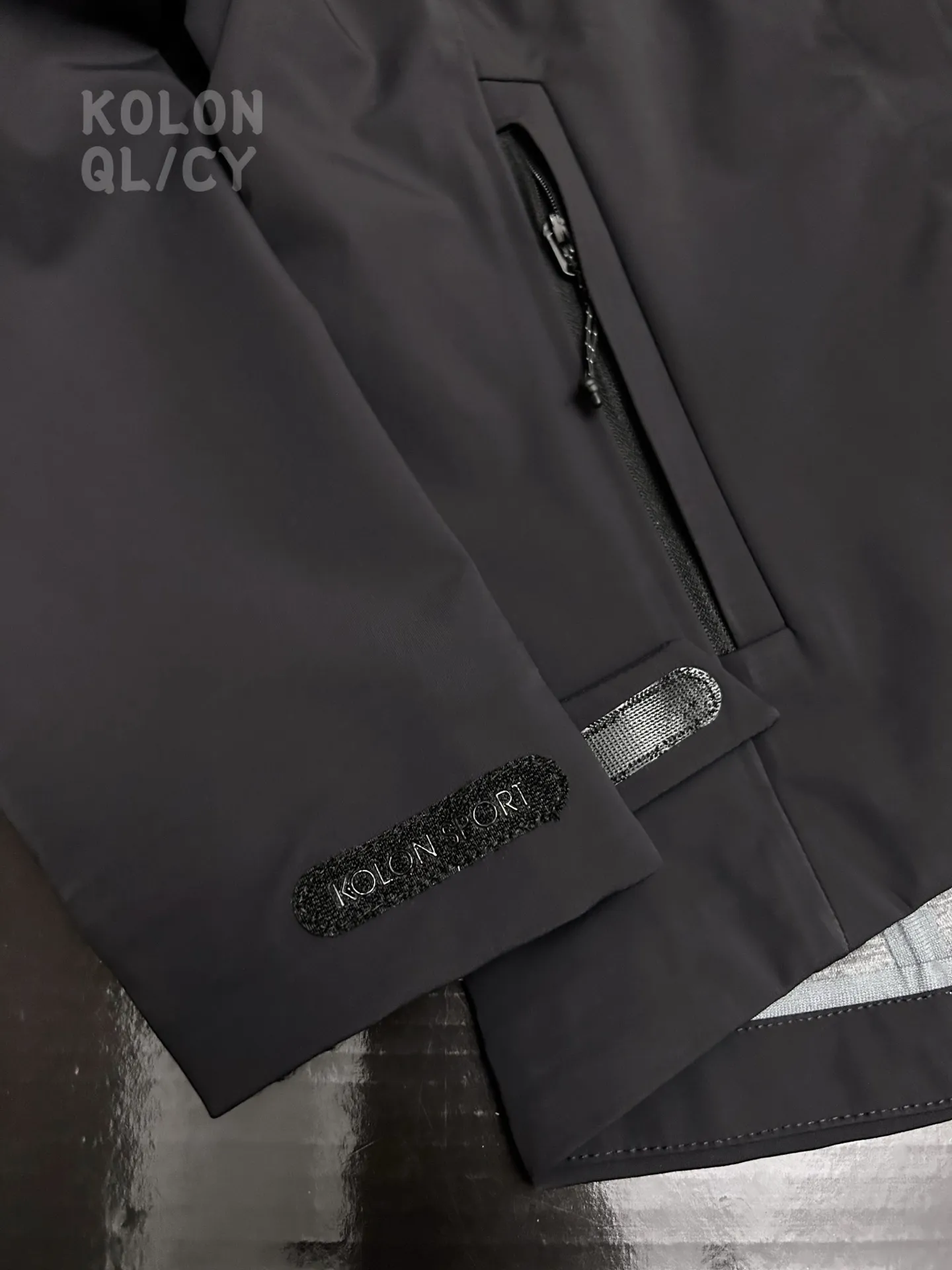 Model No. D 16 KOLONSPORT waterproof, windproof and breathable autumn and winter 3LPCM temperature-controlled soft shell jacket for men and women ✅ Premium outdoor fabric: Made of KOLON TECH technology composite fabric, the outer layer is water-repellent and scratch-proof, and it will directly drop off in the light rain; the inner surface is skin-friendly brushed, very comfortable to wear next to the body, locks in temperature and is breathable, suitable for single wear at 10-20℃, and not bulky when layered in autumn and winter ✅ Slim and magical version: specially tailored for Asian body types, the waist is not tight, the shoulder line is neat and does not compress the body, black/beige/dark purple three colors, black and gray are low-key and high-end, dark purple shows whiteness and enhances the temperament. Full of details: integrated protective hood + stand-up collar, windproof but not blocking the line of sight; hidden front chest pocket + hand pockets on both sides, very convenient for mobile phone access control; Velcro on the cuffs + hem drawstring, free to adjust windproof and warm, all details are designed with care ✅ Affordable yet luxurious style: As a premium outdoor brand in China, Kolon has a low-key tree logo that is not ostentatious and has a higher texture than ordinary outdoor clothing. It is suitable for commuting to the workplace, hiking in the suburbs, and walking with the kids on weekends. It is a perfect "low-key show off wealth" artifact.